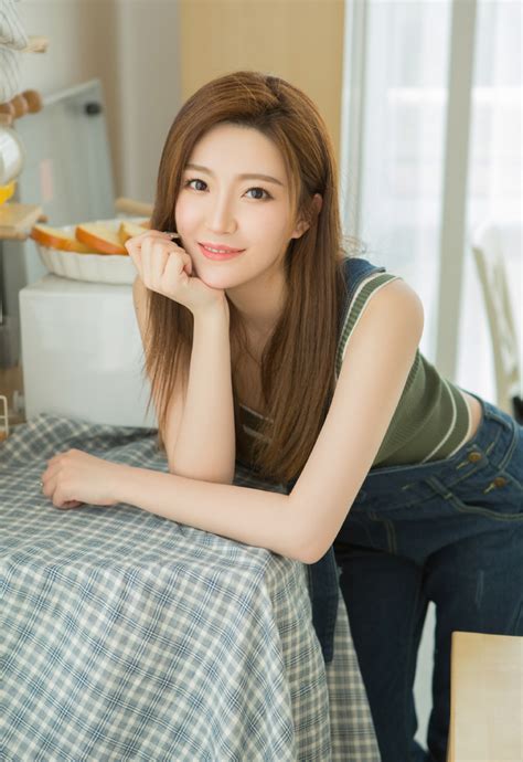 美女解开奶罩让男人揉